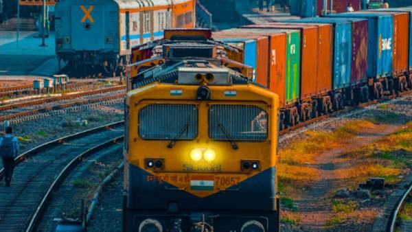  பயணிகள் முதல் சரக்கு போக்குவரத்து