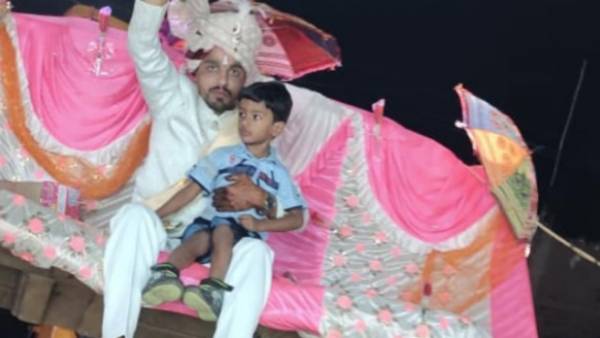 புல்டோசரில் ஊர்வலமா? 