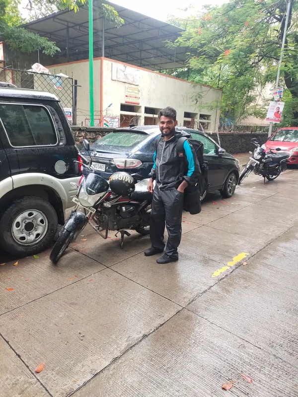 இரும்புத் துண்டினை தாங்கி பிடித்த அமேசான் ஊழியர்