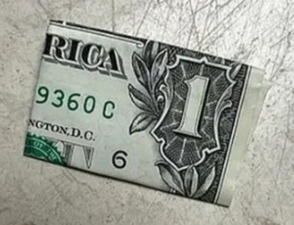 கீழே கிடந்த ஒரு டாலர்