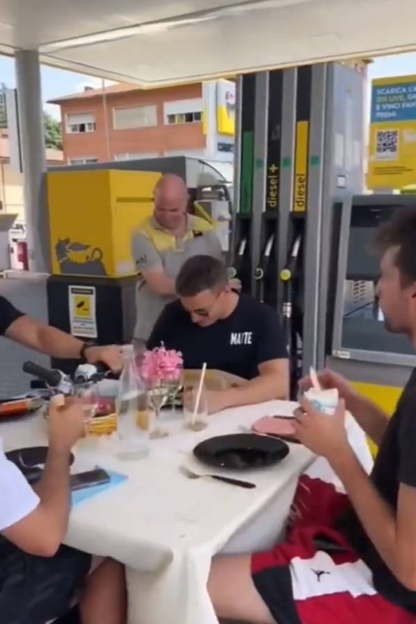  நகரும் டைனிங் டேபிள் 