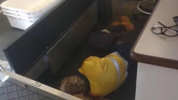 தரையில் தூங்கிய பயணிகள்