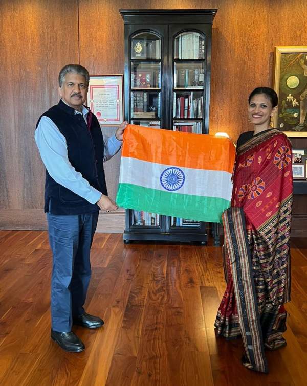  ஆனந்த் மஹிந்திராவிடம் தேசிய கொடி 