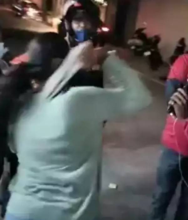  நடுரோட்டில் செருப்பால் அடி 