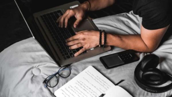 மூன்லைட்டிங் என்றால் என்ன? 