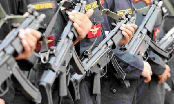 துப்பாக்கி ஏந்திய அதிகாரிகள் 