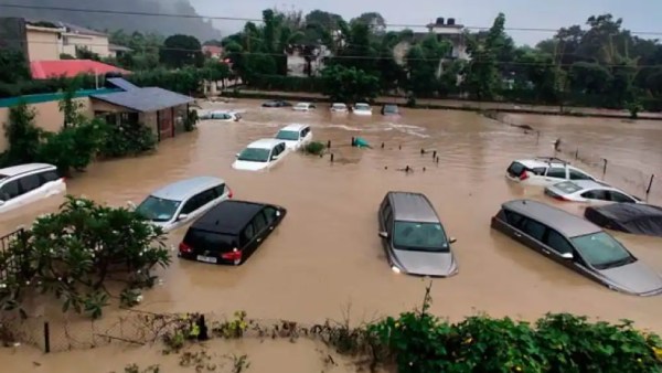 வெள்ளத்தில் மூழ்கிய வாகனங்கள் 