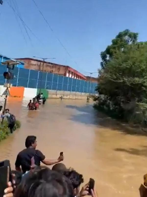  டிராக்டரில் பணிக்கு சென்ற CEO 