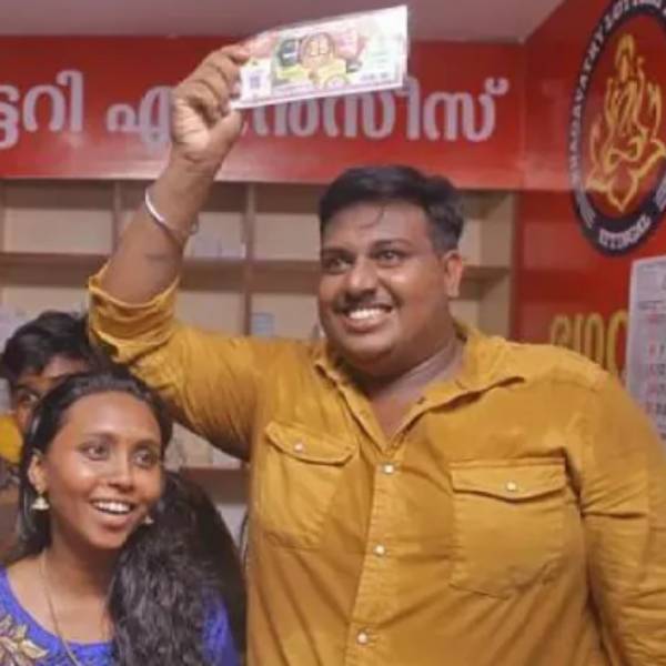  நாள் தோறும் பலரும் வருகிறார்கள் 