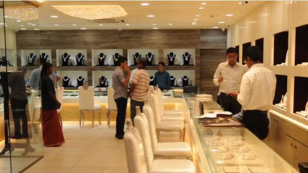 ஊழியர்களும் எனது குடும்பத்தினர் தான் 