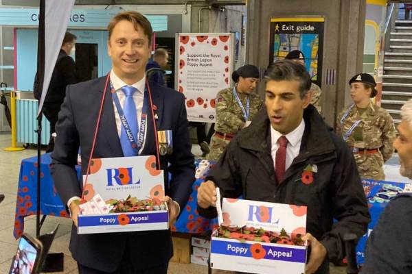 ரயில்வே ஸ்டேஷனில் வியாபாரம் 