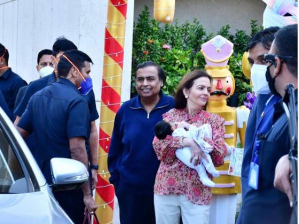 விமான நிலையத்தில் அம்பானியின் குடும்பத்தினர் 