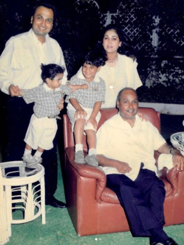 குடும்பத்தினருடன் போட்டோ 