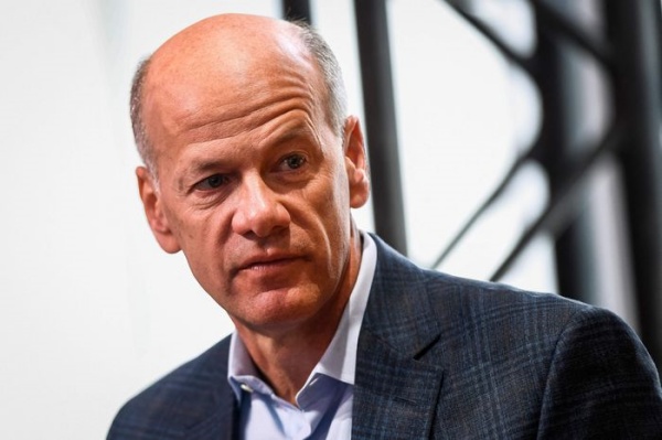 Greg Becker பங்கு விற்பனை