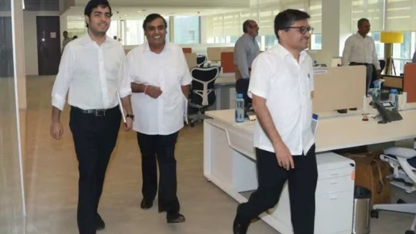  முகேஷ் அம்பானி கிஃப்ட்!