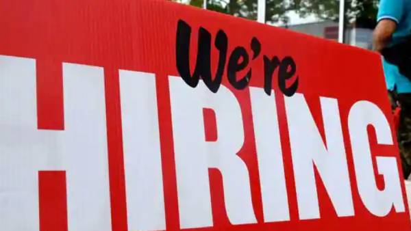 பணி நீக்கத்தின் மத்தியில் பணியமர்த்தல் 