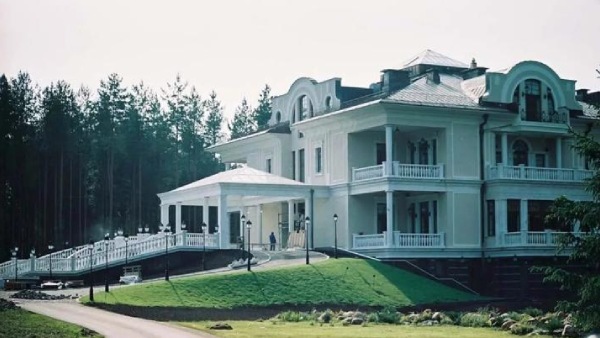  13,000 சதுர அடியில் மாளிகை