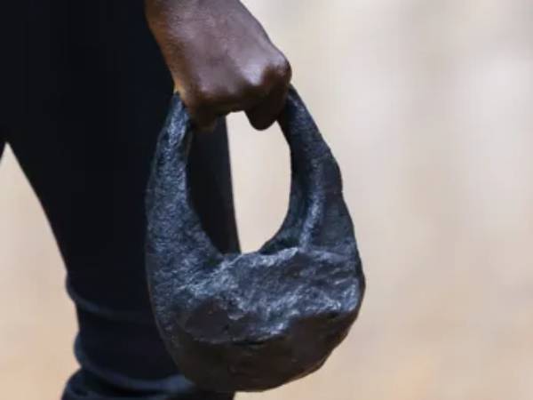  கைகளால் உருவாக்கப்படுகிறது