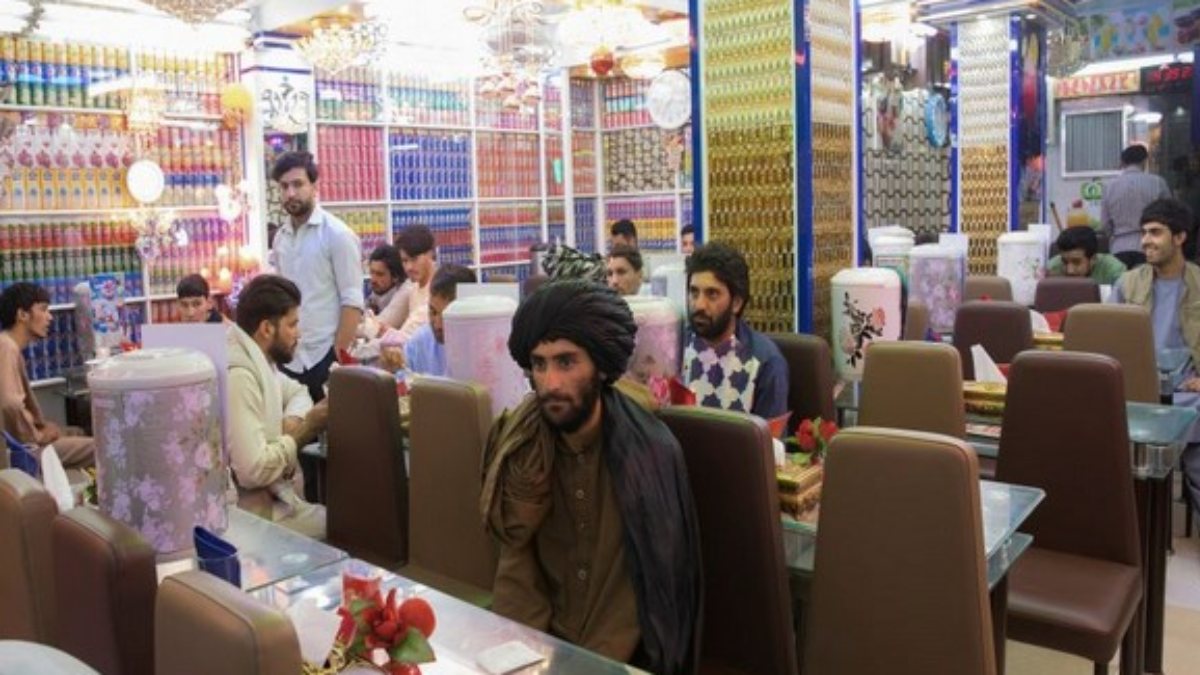 தாலிபான்-களின் அட்டகாசம்.. ரெஸ்டாரென்ட் செல்ல பெண்களுக்கு புது கட்டுப்பாடு..!! 