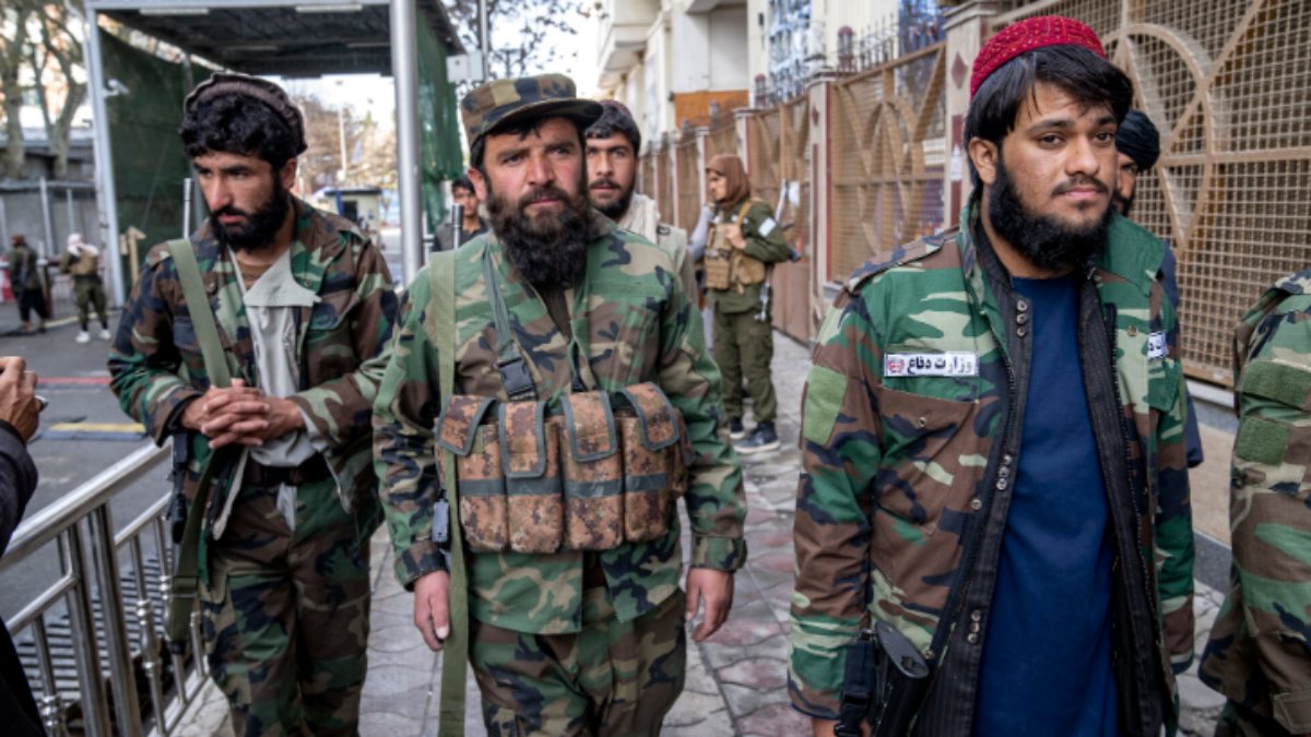 தாலிபான்-களின் அட்டகாசம்.. ரெஸ்டாரென்ட் செல்ல பெண்களுக்கு புது கட்டுப்பாடு..!! 