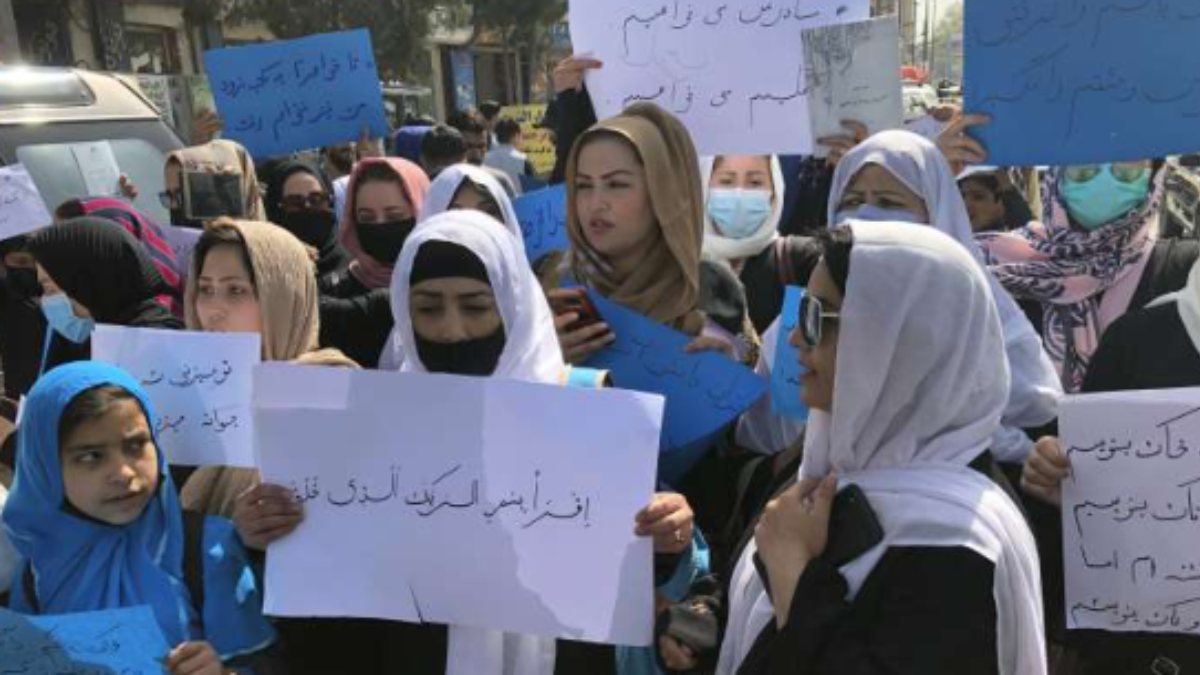 தாலிபான்-களின் அட்டகாசம்.. ரெஸ்டாரென்ட் செல்ல பெண்களுக்கு புது கட்டுப்பாடு..!! 