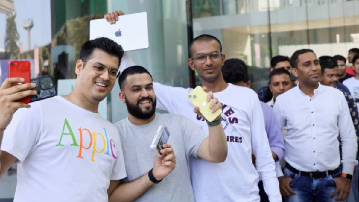  ஆப்பிள் முதல் ஸ்டோர் திறந்தாச்சு.. உள்ளே சென்ற முதல் 3 பேர்..!!