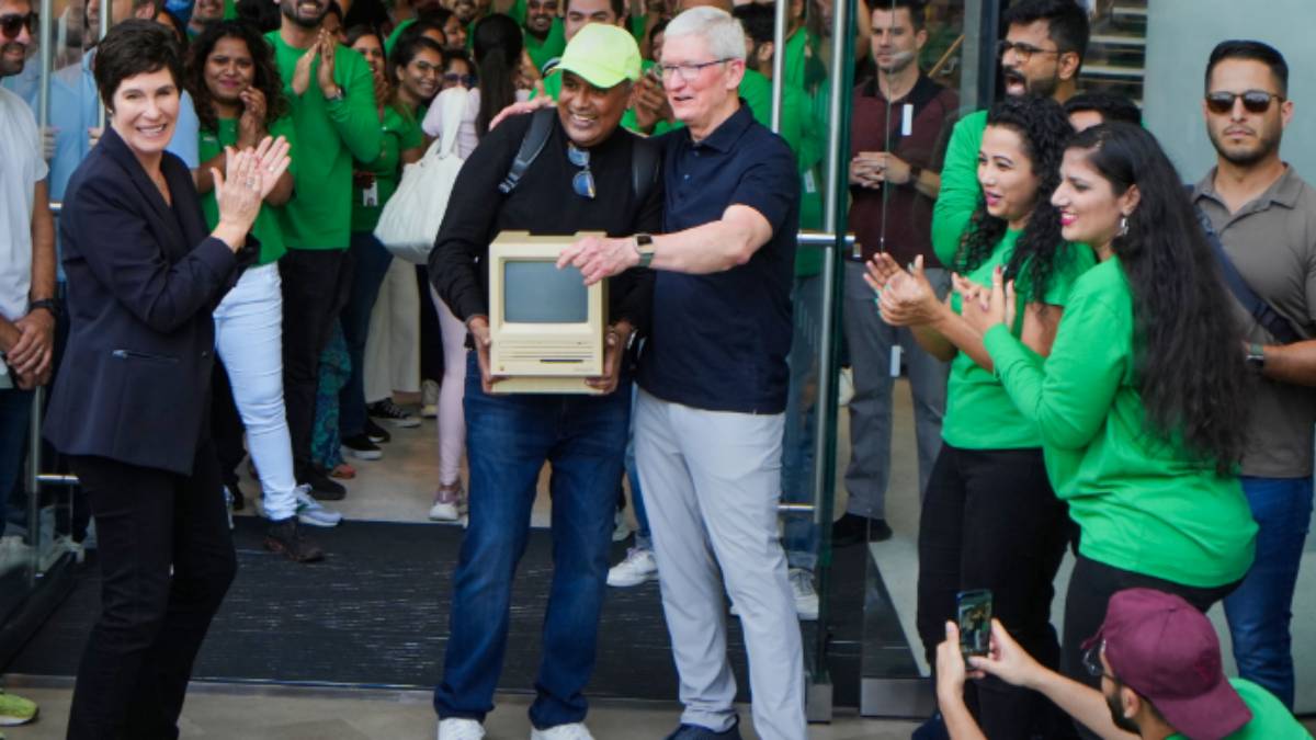  ஆப்பிள் முதல் ஸ்டோர் திறந்தாச்சு.. உள்ளே சென்ற முதல் 3 பேர்..!!