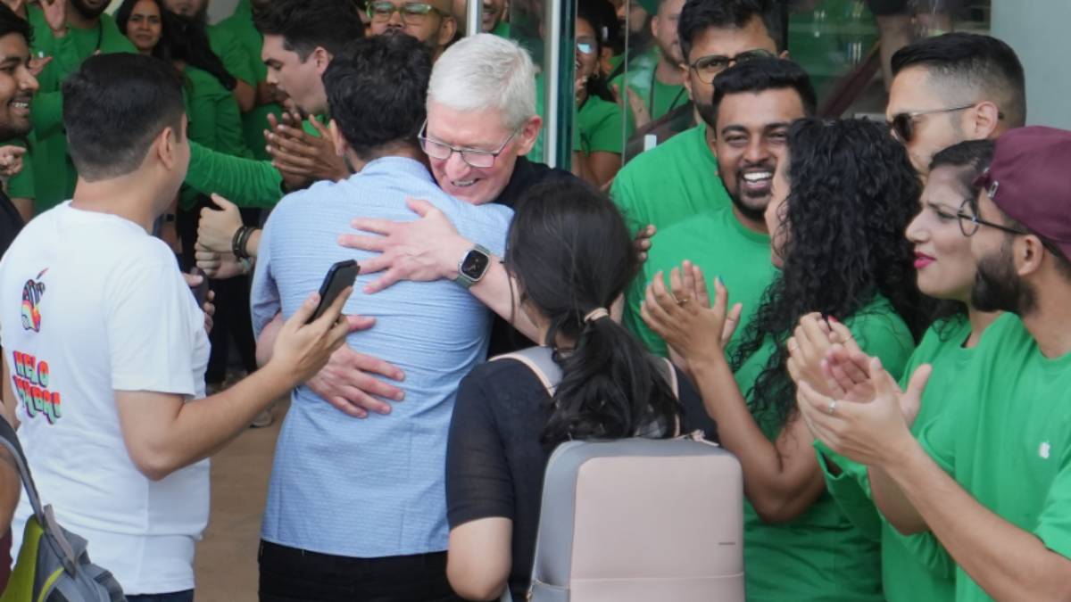  ஆப்பிள் முதல் ஸ்டோர் திறந்தாச்சு.. உள்ளே சென்ற முதல் 3 பேர்..!!