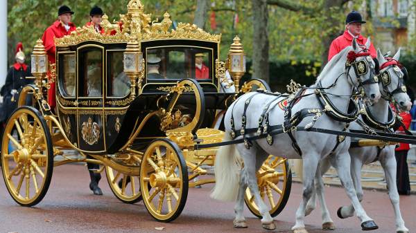 King Charles III : தங்க தேர், 700  ஆண்டு பாரம்பரிய நாற்காலி, 2.2 கிலோ கிரீடம்..! 