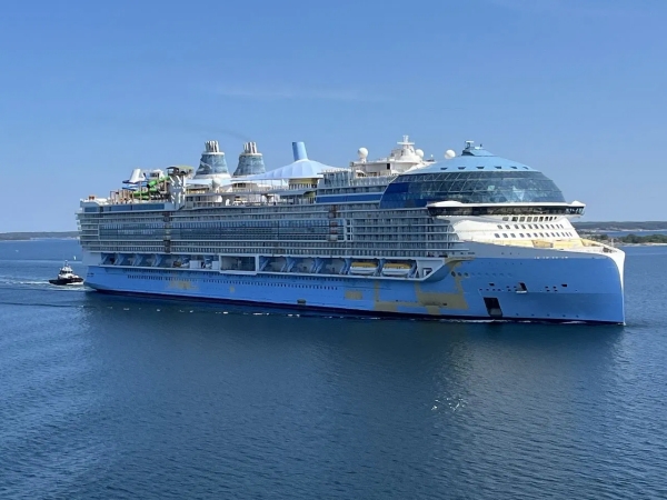 உலகின் மிகப்பெரிய கப்பல்.. 1200 அடி நீளம், 7960 பயணிகள், 2.5 லட்சம் டன் எடை..! 