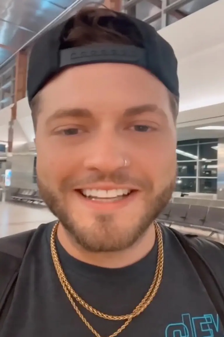 மச்சம் தான் இவருக்கு.. விமானத்தில் பணி பெண்கள் உடன் பிரைவேட் பார்ட்டி.. என்ன நடந்தது..! 