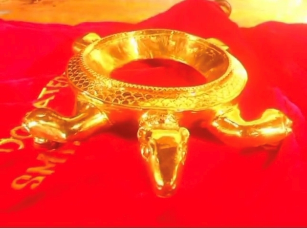 Infosys நாராயணமூர்த்தி, சுதா மூர்த்தி திருப்பதி ஏழுமலையானுக்கு கொடுத்த தங்க காணிக்கை.. எத்தனை கிலோ? 