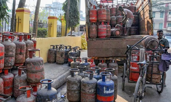 LPG: வர்த்தக சிலிண்டர் விலை உயர்வு.. சென்னையில் என்ன விலை..? 