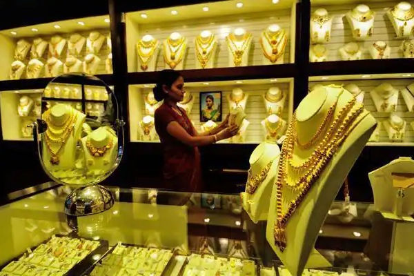 வேதாளம் முருங்கை மரம் ஏறியது.. தங்கம் விலை மீண்டும் உயர்வு.. சென்னை, கோவை, மதுரையில் விலை என்ன..? 