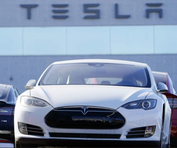 Tesla 'பட்ஜெட் கார்' இந்தியாவில் தயாரிக்க முடிவு.. விலை என்ன தெரியுமா..?