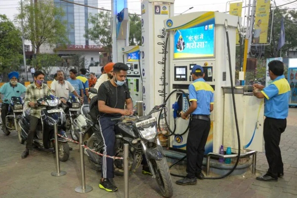 பெட்ரோல், டீசல் விலை எப்போதான் குறையும்.. காத்திருக்கும் மக்கள்.. அரசின் மௌனம் எதற்கு..? 