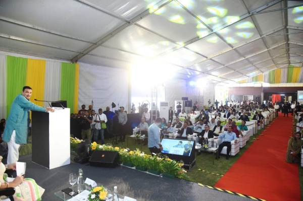  'கருப்பு சிறுத்த குட்டி' இப்படிப்பட்ட கார் தான் வேணும்.. உலகிலேயே முதல் முறையாக சூப்பர் இன்னோவா..!!