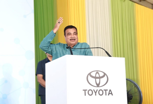  'கருப்பு சிறுத்த குட்டி' இப்படிப்பட்ட கார் தான் வேணும்.. உலகிலேயே முதல் முறையாக சூப்பர் இன்னோவா..!!