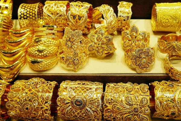 பழைய தங்கத்தை விற்றுத்தள்ளும் மக்கள்.. 90 நாளில் 37.6 டன் தங்கம் தீயில் விழுந்தது..! பழைய தங்கத்தை விற்றுத்தள்ளும் மக்கள்.. 90 நாளில் 37.6 டன் தங்கம் தீயில் விழுந்தது..!