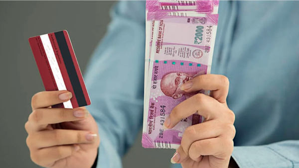  கடனை அடைப்பதா அல்லது கிரெடிட் கார்டு பில்லை கட்டுவதா? எது சிறந்தது? 