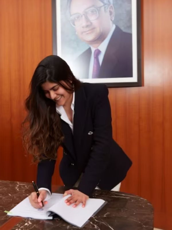 சத்தமில்லாமல் அனன்யா பிர்லா செய்த காரியம்.. 1400 கோடி ரூபாய் டீல்..! சத்தமில்லாமல் அனன்யா பிர்லா செய்த காரியம்.. 1400 கோடி ரூபாய் டீல்..!