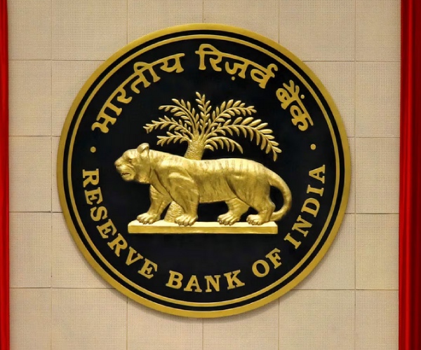 டாலருக்கு எதிரான ரூபாய் மதிப்பு  83 ஆக சரிவு.. ஆர்பிஐ தலையீடு அவசியம்..! 