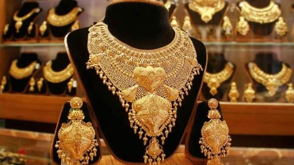 ஆண்களின் பர்ஸ்-ஐ காலி செய்யும் பெண்கள்.. தங்கம் விலை குறைந்தால் இதெல்லாம் கண்டுக்கப்படாது..!! ஆண்களின் பர்ஸ்-ஐ காலி செய்யும் பெண்கள்.. தங்கம் விலை குறைந்தால் இதெல்லாம் கண்டுக்கப்படாது..!!