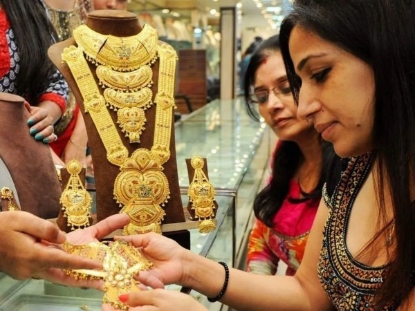 ஆண்களின் பர்ஸ்-ஐ காலி செய்யும் பெண்கள்.. தங்கம் விலை குறைந்தால் இதெல்லாம் கண்டுக்கப்படாது..!! ஆண்களின் பர்ஸ்-ஐ காலி செய்யும் பெண்கள்.. தங்கம் விலை குறைந்தால் இதெல்லாம் கண்டுக்கப்படாது..!!