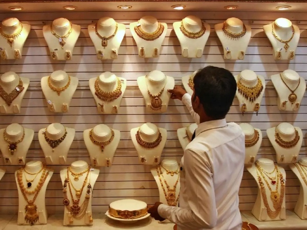 பொள்ளாசி டூ பரமக்குடி.. சிறு நகரங்களுக்கு படையெடுக்கும் பெத்த பெத்த நகை கடைகள்..!! பொள்ளாசி டூ பரமக்குடி.. சிறு நகரங்களுக்கு படையெடுக்கும் பெத்த பெத்த நகை கடைகள்..!!