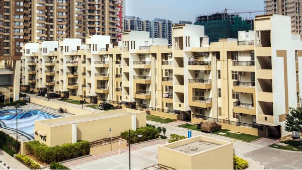 பெங்களூரில் அக்கர்போர்.. சிதறு தேங்காய் போல 2 நாளில் காலியான 35 அப்பார்ட்மென்ட் வீடுகள்..! 