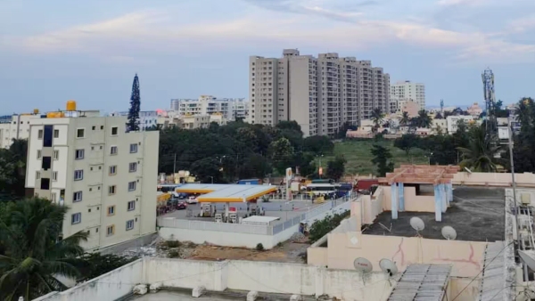 பெங்களூரில் அக்கர்போர்.. சிதறு தேங்காய் போல 2 நாளில் காலியான 35 அப்பார்ட்மென்ட் வீடுகள்..! 