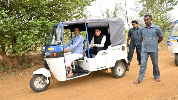 கவர்னர் சார், வாங்களேன் ஆட்டோ-ல ரைட் போவோம்.. ZOHO ஸ்ரீதர் வேம்பு ஆட்டோவில், ஆர்என் ரவி பயணம்..!! 
