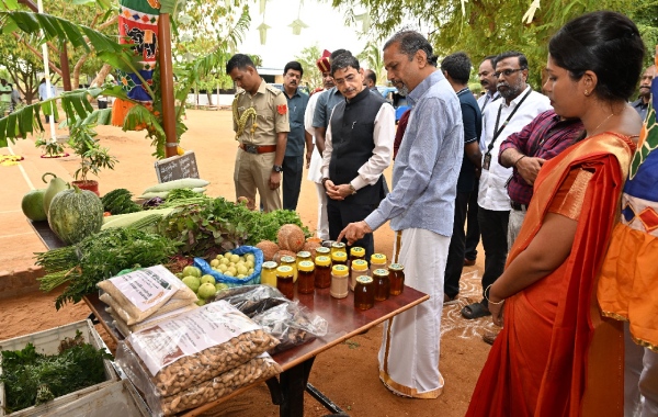 கவர்னர் சார், வாங்களேன் ஆட்டோ-ல ரைட் போவோம்.. ZOHO ஸ்ரீதர் வேம்பு ஆட்டோவில், ஆர்என் ரவி பயணம்..!! 