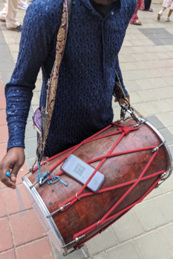 இதெல்லாம் பெங்களூரில் மட்டும் தாங்க நடக்கும்.. கொட்டு அடிப்பவர் கையில் டெக்னாலஜி..! 